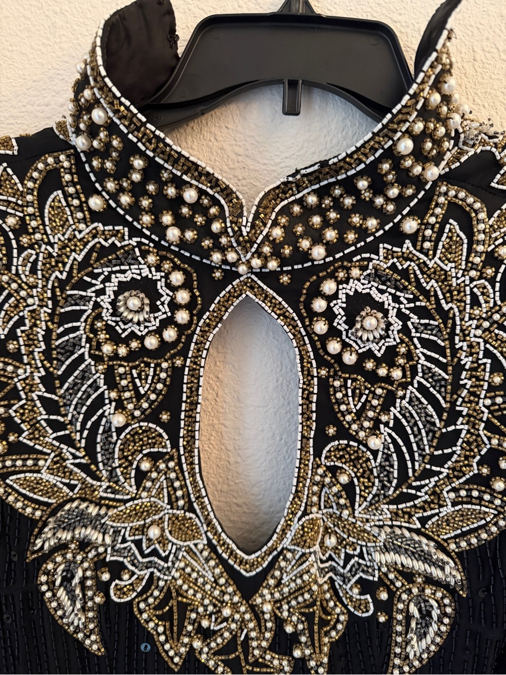 Elegant De Oscar Collection Black Long-Sleeve Evening Gown with Gold Embellishme - Picture 9 of 9